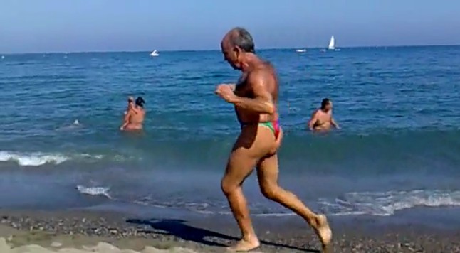 Странный дедуля модник на пляже