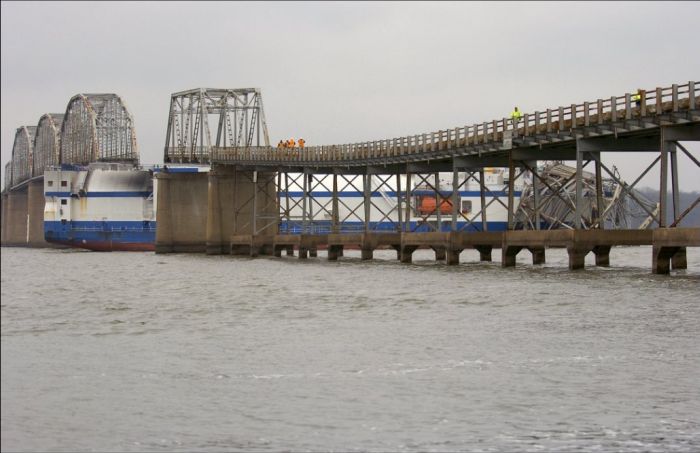 Судно снесло мост в Кентукки