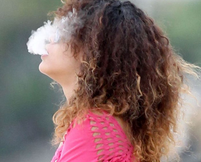 Rihanna снова с сигаретой