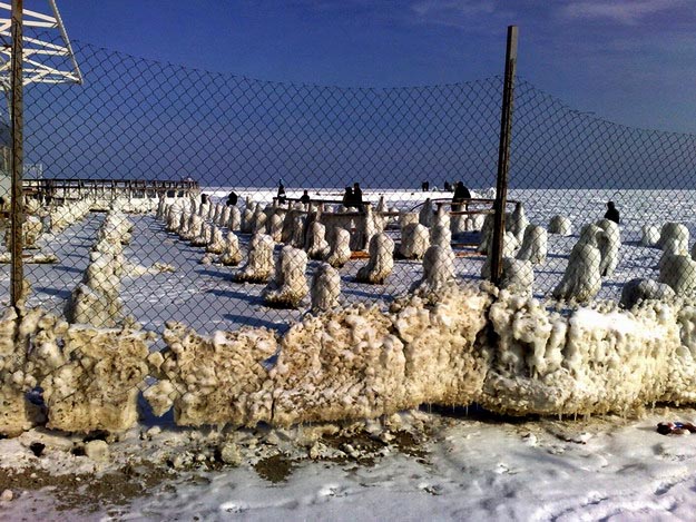 Замерзшее Черное море в Крыму