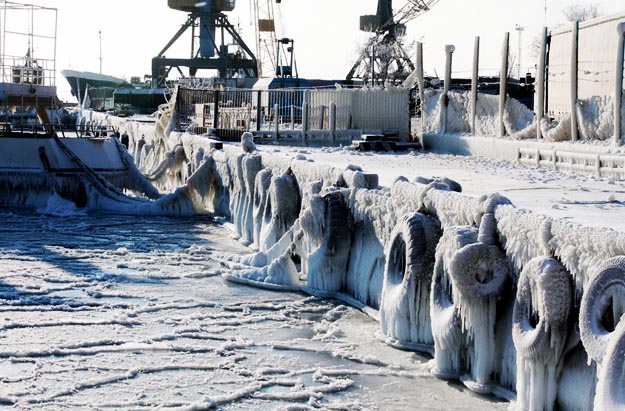 Замерзшее Черное море в Крыму